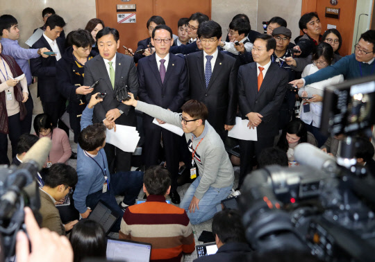 여야3당, 특검법 합의      (서울=연합뉴스) 배재만 기자 = 국민의당 김관영(왼쪽부터), 새누리당 김도읍, 더불어민주당 박완주 원내수석부대표가 14일 오후 국회 정론관에서 최순실 국정농단 의혹 사건에 대한 별도의 특별검사법에 합의한 내용에 대한 기자들의 질문을 받고 있다. 오른쪽은 기본 초안을 잡은 더불어민주당 박범계 의원. 2016.11.14      scoop@yna.co.kr      http://blog.yonhapnews.co.kr/f6464  (끝)